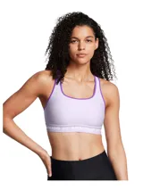 Top deportivo Under Armour de soporte medio, color lila con ribetes en violeta. Presenta diseño de espalda cruzada, banda elástica inferior con logo de la marca y copas extraíbles.