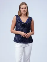 Blusa sin mangas de microtul bordado con lentejuelas plateadas, con forro interno a tono y escote volcado.