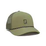 Gorra tipo trucker color verde oliva, con paneles traseros de malla, visera curva y cordón decorativo negro con detalles blancos. Presenta un logo bordado en el panel frontal.