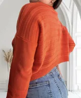 Sweater naranja de punto con textura horizontal.