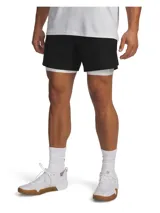 Short deportivo Under Armour de corte ajustado, con diseño de doble capa que incluye una calza interna blanca y un short externo negro. Cuenta con cintura elástica y aberturas laterales en el bajo para mayor movilidad.