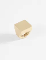 Anillo ajustable con montura cuadrada y acabado dorado mate (antique). La banda es abierta y ajustable.