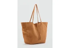 Bolso tipo shopper de gran tamaño confeccionado en cuero vacuno color tostado, con diseño de solapa y correas largas para llevar al hombro.