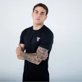 Remera deportiva de manga corta y cuello redondo, color negro, con logo de la marca estampado en blanco sobre el pecho.