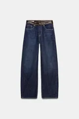 Jeans de tiro alto y pierna ancha con diseño de cinco bolsillos. Presenta una aplicación en la cintura de piel a contraste y cierre frontal con cremallera y botón metálico.