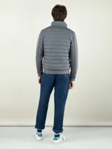 Campera azul marino con cuerpo acolchado, mangas de neopreno y cierre frontal con cremallera.