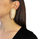 Aros colgantes rectangulares de resina color beige con diseño marmolado.