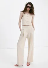 Top de lyocell color beige, diseño recto con escote cuadrado, sin mangas, tirantes finos y cierre frontal con botones.