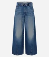 Pantalón wide leg de jean para mujer, con tiro medio, cintura doblada, costura lateral desplazada y bolsillos delanteros y traseros. Confeccionado en algodón certificado.