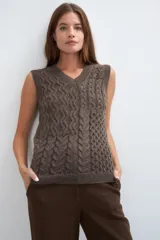 Chaleco de lana color crudo, tejido con escote en V y diseño con diferentes puntos combinados en el frente.