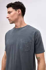 Remera de manga corta con bolsillo en el pecho y bordado de la marca. Confeccionada en algodón lavado con textura extra suave y calce relajado.