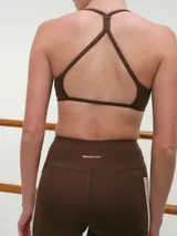 Top deportivo de bretel fino con diseño en bloques de color marrón y beige, espalda abierta y calce cómodo.