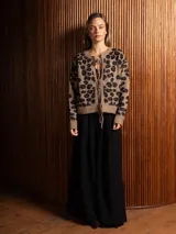 Saco de punto con estampado animal print, de corte recto y manga larga. Presenta cierre frontal mediante lazos ajustables y terminaciones en tejido acanalado.
