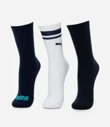 Kit de tres pares de medias deportivas Puma de caña larga. Incluye un par blanco con dos rayas azules y el logo de Puma, un par azul marino con el logo de Puma en turquesa en la puntera, y un par azul marino liso.