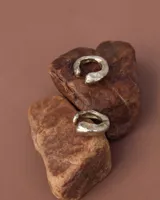 Anillo de diseño orgánico con textura irregular, realizado artesanalmente en metales macizos.