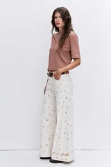 Remera de algodón color marrón, con cuello redondo y mangas cortas, de corte recto y largo a la cintura.