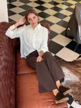 Zueco de cuero color chocolate con diseño cerrado en la parte frontal y suela de goma con plataforma baja.