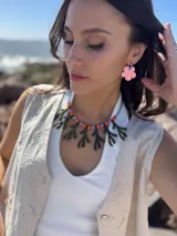 Collar corto con cadena de acero quirúrgico y dije de corales de acrílico color verde musgo, cristales checos y mostacillas en tonos naranja, celeste y violeta.