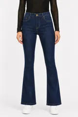 Pantalón jean de tiro alto, corte flare con botamanga acampanada, en color azul oscuro, con bolsillos delanteros y traseros.