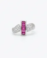 Anillo de plata con piedras naturales, diseño central rectangular con rubíes en corte baguette y pavé de circons en los laterales.