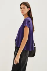 Remera de algodón de corte holgado, con cuello redondo y mangas cortas, en color violeta.