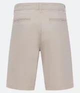 Bermuda de sarga color blanco, de corte recto y diseño básico con bolsillos laterales y traseros.