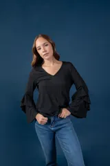 Blusa gris melange de punto tejido fino, con escote en V y mangas largas anchas terminadas en volados.