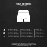 Calza corta deportiva negra con cintura alta y logo al tono en la parte trasera de la cintura.