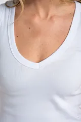 Musculosa celeste de algodón peinado con elastano, corte ajustado y cuello en V.