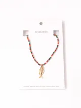 Collar corto de cuentas de colores con dije de pez dorado.