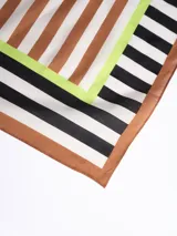 Pañuelo cuadrado de seda con estampado de rayas verticales en marrón, blanco y negro, bordeado con una línea verde neón y un borde marrón.