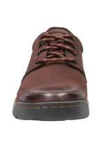 Zapato casual Hush Puppies modelo Duran, confeccionado en cuero marrón con acabado desgastado en la puntera. Presenta cordones al tono, cuello acolchado y suela de goma bicolor con diseño dentado.
