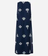 Salida de playa tipo bata larga sin mangas, color azul marino, con bordado laise de caracolas y lazo delantero. Confeccionada en algodón BCI.