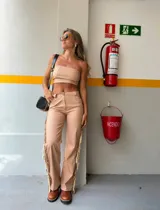 Pantalón color beige de corte recto, con flecos en los laterales.