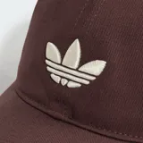 Gorra Adidas de visera curva en color marrón, confeccionada en algodón, con el logotipo del Trifolio bordado en la parte frontal en tono crudo.