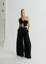 Pantalón wide leg de tiro medio color negro, con bolsillos laterales y traseros, confeccionado en mezcla de viscosa y lino con forro de algodón.