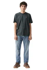 Remera de manga corta Levi's con diseño de rayas horizontales en tonos verdes, azules y blancos. Presenta cuello redondo en color azul marino y el logo de la marca bordado en el pecho.