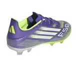 Championes de fútbol Adidas F50 League FG, color violeta con detalles en amarillo y blanco. Presentan ajuste regular, cierre de cordones, parte superior de Fiberskin con estampado Sprintgrid y suela Sprintplate 360 firme/multisuperficie.
