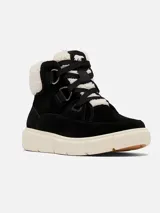 Bota Sorel modelo Explorer III Nw Lace de color negro, con diseño impermeable de gamuza, ribete de borrego sintético blanco en el tobillo, cordones gruesos y suela de goma blanca.