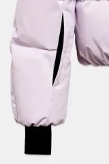 Campera puffer lila con capucha y forro negro, cierre frontal con cremallera, bolsillos laterales con cierre y puños negros ajustados.