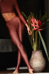 Conjunto deportivo de calza tiro alto y top manga larga, con estampado geométrico en tonos celeste y gris.