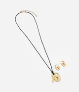 Conjunto de bijouterie compuesto por un collar con cordón encerado negro y dije de candado con llave en metal dorado texturizado, y aros colgantes a juego con forma de candado. El collar cuenta con cierre ajustable.