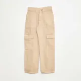 Pantalón tipo cargo de gabardina en color beige, con corte recto, cintura alta, bolsillos laterales tipo cargo con solapa y bolsillos frontales amplios.