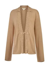 Cardigan abierto de punto color tostado, con cuello solapa, detalles calados en la botonera frontal y tira para atar en el centro del pecho. Cuenta con mangas largas.