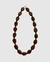 Collar de cuentas de resina en tono marrón con acabado brillante y cierre metálico dorado.