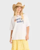 Remera Billabong color beige de corte oversize, manga corta y cuello redondo. Cuenta con estampa frontal con la inscripción "Surf le Soleil" en tonos oscuros y logo de la marca.