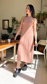 Vestido de lino elastizado, talle único holgado, color beige.