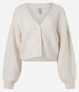 Cardigan de punto color crema con escote en V, cierre frontal de botones y mangas largas abullonadas con puños acanalados. Presenta un diseño corto y ajuste cómodo.
