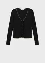 Cardigan de punto canalé en color negro, con cuello en pico, cierre frontal de botones y ribetes en contraste. Presenta un diseño de manga larga y ajuste entallado.
