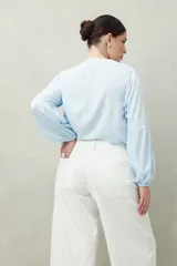 Pantalón wide leg color beige de algodón, con bolsillos delanteros con solapa y cierre con dos botones.